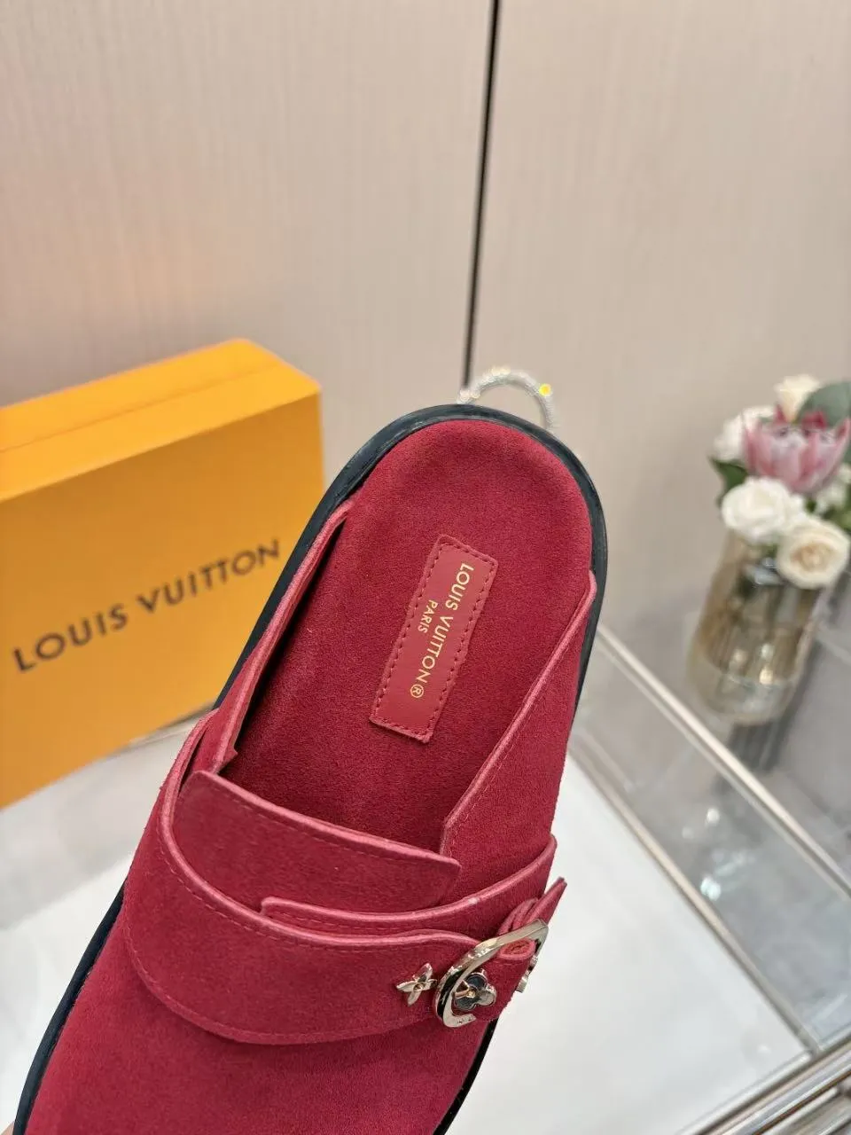 👟👟Ex-factory price 520👟👟 /lv new Baotou half-drag winterbreak comfert flat slippers lv letter and monogram floral embellished leather surface, with sheepskin lining, suitable for indoor and outdoor wear. The water table is made of high-density foam material, which is light and comfortable. The sole has a certain thickness and the heightening effect is also good! Boutique size:35-46